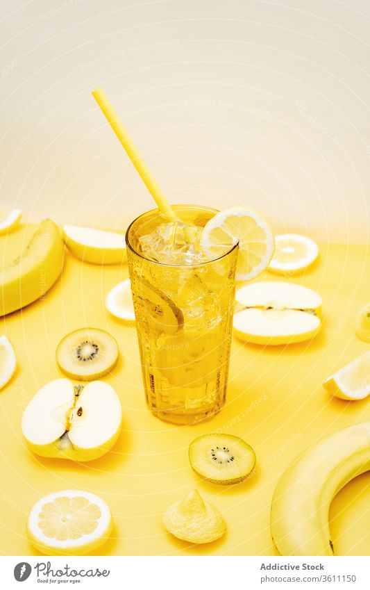 Erfrischende Früchte und Cocktail auf gelbem Hintergrund Frucht Erfrischung Farbe pulsierend lebhaft Getränk kreativ gesunde Ernährung Glas Ordnung verschiedene