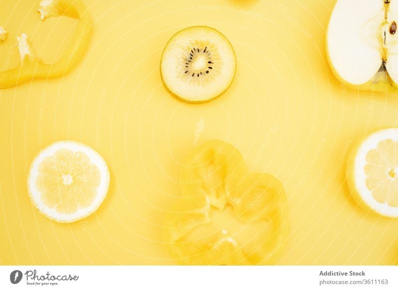 Erfrischende Früchte auf gelbem Hintergrund Frucht Farbe pulsierend lebhaft kreativ gesunde Ernährung Ordnung verschiedene Zusammensetzung Vitamin Zitrusfrüchte