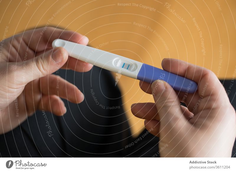 Anonyme Frau mit positivem Schwangerschaftstest Prüfung Ergebnis verdoppeln fruchtbar Halt heimwärts erwarten schwanger mütterlich vorwegnehmen Haus Pipi Bad