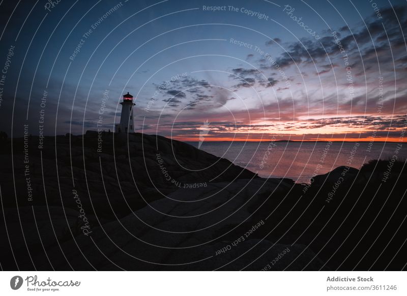 Leuchtturm gegen bewölkten Sonnenuntergangshimmel MEER Ufer Himmel wolkig Wasser Abend Peggys-Bucht Kanada Abenddämmerung Dämmerung Meer Küste Natur Wetter