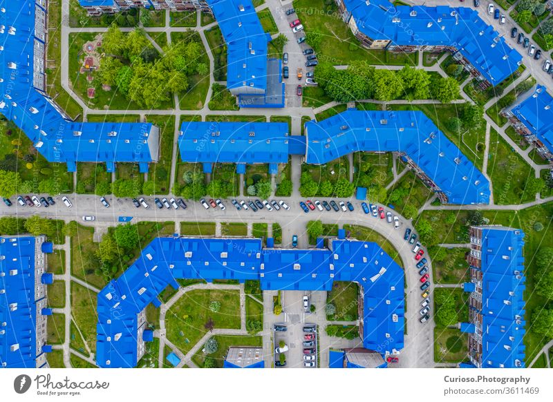 OLKUSZ, POLEN - 03. JUNI 2020: Luftaufnahme der Wohnsiedlung mit blauen Dächern. Die an der Witosa-Straße gelegene Siedlung Sloviki wird auch "Schlümpfe" Olkusz genannt, Polen.