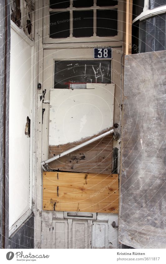 eingang - mit brettern verschlossen I alt tür laden geschäft schaufenster ladenlokal verlassen geschlossen zu verriegelt abgesperrt vernagelt zugenagelt