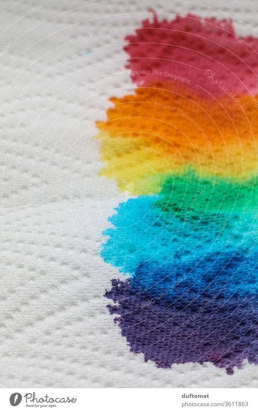 Regenbogen Farben, Pinsel abgegriffen an Zellstoff Wasserfarbe malerei Farbverlauf farbenfroh Farbenspiel Farbenwelt farbenfroher Hintergrund farbenprächtig