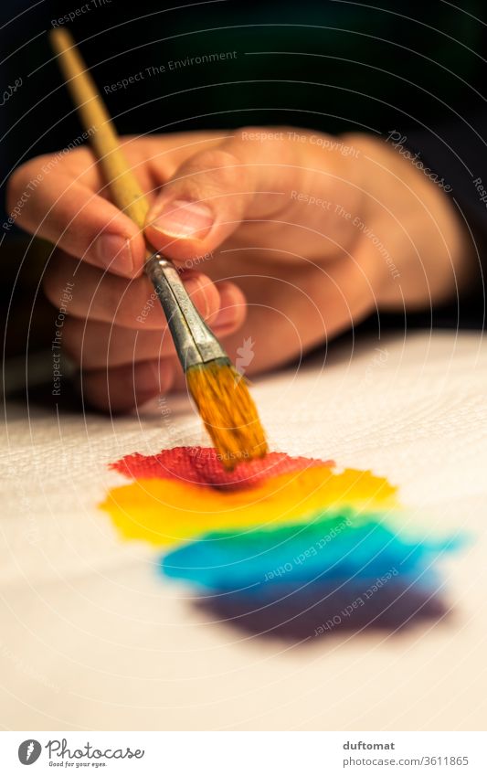 Künstler malt Regenbogen Farben Wasserfarbe malerei Farbverlauf farbenfroh Farbenspiel Farbenwelt farbenfroher Hintergrund künstlerisch farbenprächtig