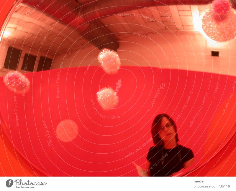 Barcelona - Spiegelbilder mit Dani rot Frau mehrfarbig Fischauge Ausstellung Messe Speigelbild lustig