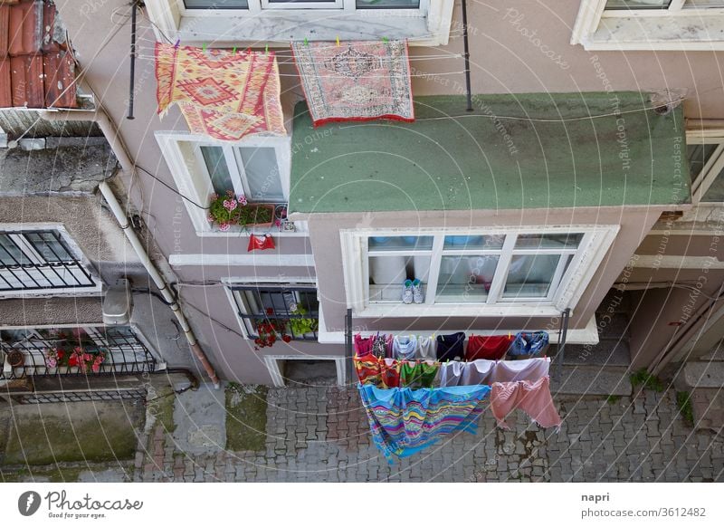 Trockenzeit | Wäsche hängt zum trocknen auf Wäscheleinen vor den Fenstern eines Hauses in einer schmalen Gasse von Istanbul. von oben Haushalt Kleidung Alltag