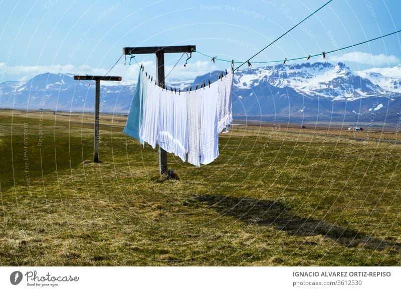 Hängende Wäsche und Handtücher im Freien mit tollem Hintergrund Wäscherei Sommer Tag trocknen Himmel Wind Kleidung Seil Wäscheleine Natur frisch Waschen
