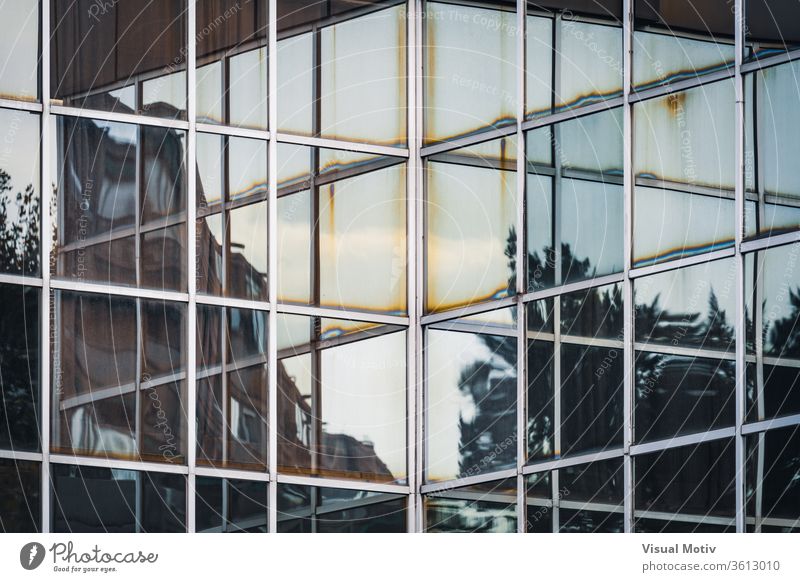 Reflexionen an der Ecke der Glasfassade eines Bürogebäudes Gebäude Reflexion & Spiegelung Eckstoß Fassade Abend Außenseite modern reflektierend Konstruktion