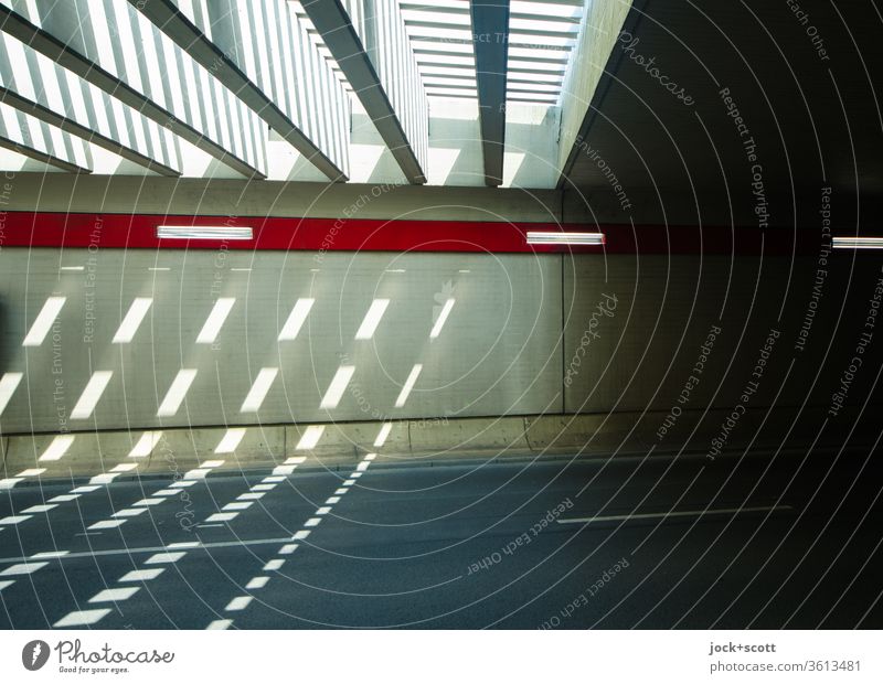 Einfall von Licht im Tunnel Architektur Betonwand Straße modern Symmetrie Verkehrswege Lichterscheinung Unterführung Sonnenlicht Lichteffekt Lichteinfall
