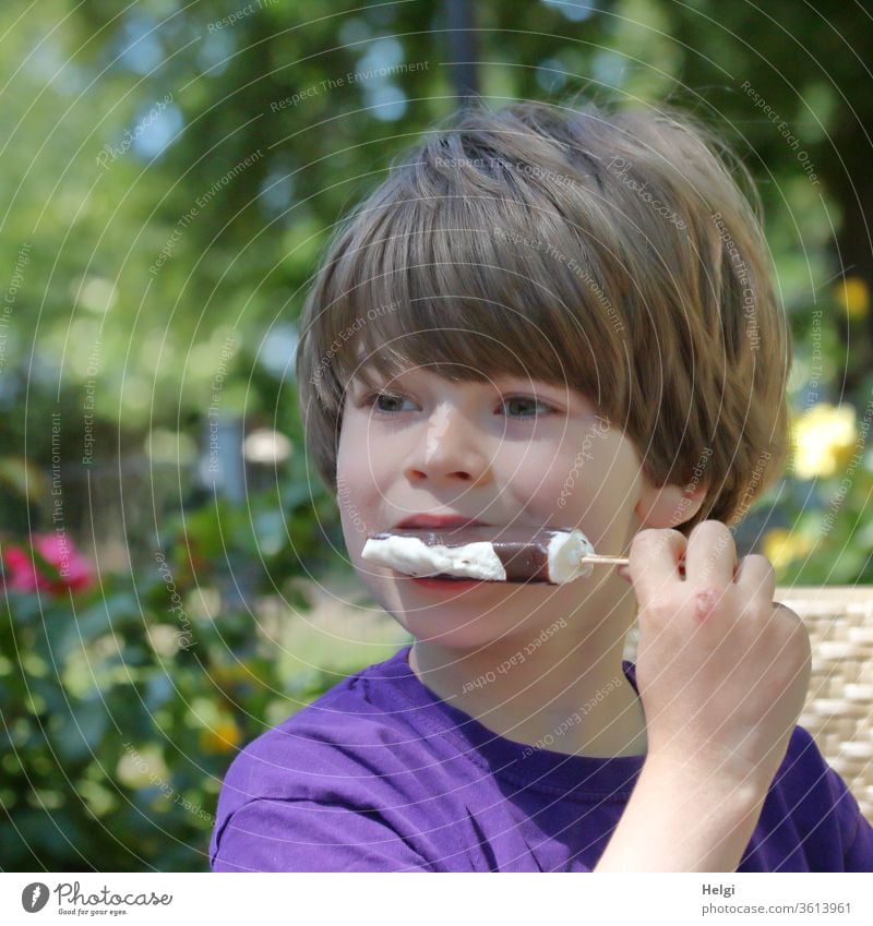 das schmeckt! - Porträt eines Kindes, das ein Eis am Stiel isst Junge Kindheit Gesicht Haare Hand halten festhalten essen Speiseeis Essen Lebensmittel Sommer