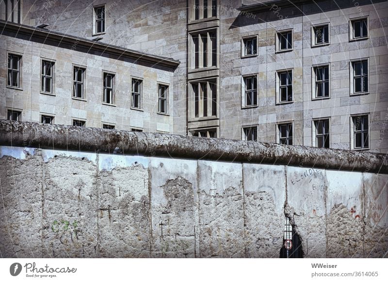 Berliner Mauer Und Finanzministerium Ein Lizenzfreies Stock Foto Von Photocase