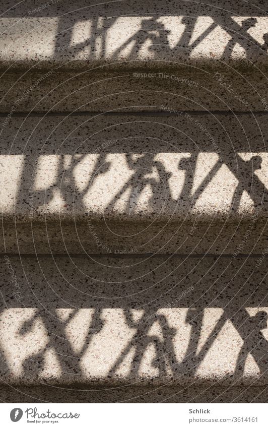 Das Geländer aus Gusseisen zaubert einen bizarren Schatten auf die Treppenstufen aus Terrazzo Zeichen Symbole chinesisch Schrift Schriftzeichen Schattenwurf