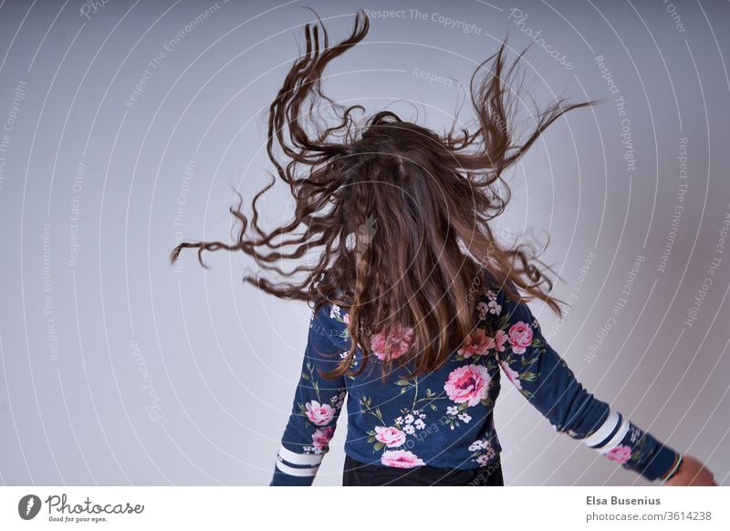 Haare fliegen herum Haare & Frisuren Kopf Mensch Kind Mädchen Rücken Kindheit Farbfoto Arme springen freuen aufgeregt hüpfen studio aufnahme verrückt
