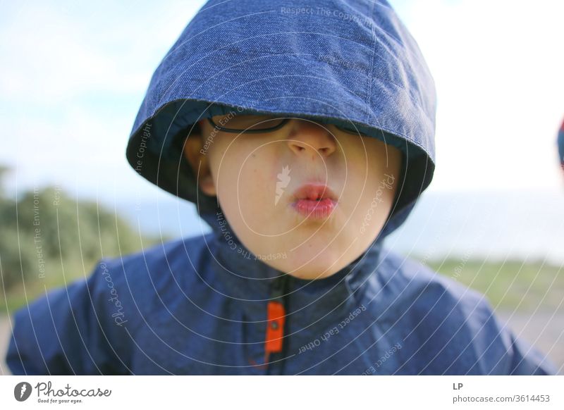 Kind mit einer Kapuze über den Augen Porträt Blick Gesicht Mensch Gesichtsausdruck Brille wütend blind Augenbinde Aggression kämpfen Grimasse Lippen rebellisch