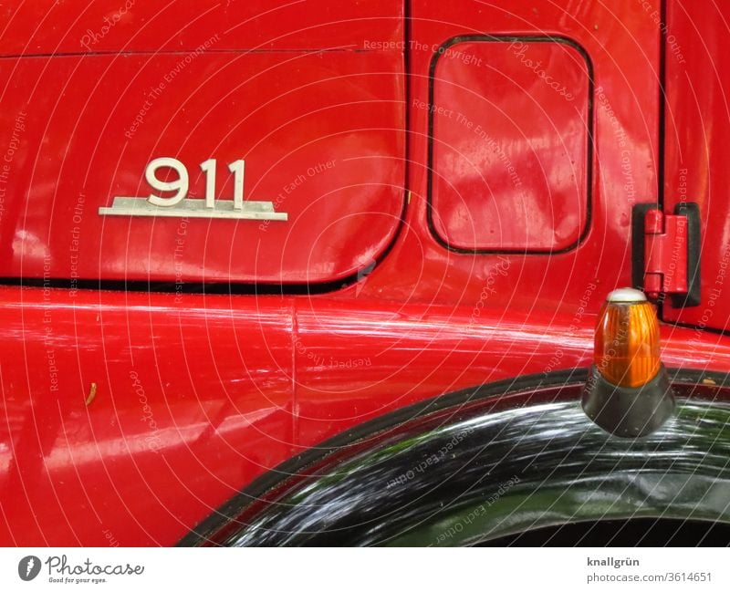Detailaufnahme Mercedes Benz 911 Feuerwehrauto Oldtimer rot Fahrzeug retro PKW alt Nahaufnahme Nostalgie Design Chrom Tag Außenaufnahme Menschenleer
