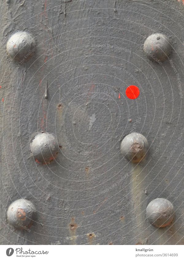 Detailaufnahme eines Stahlträgers mit sechs Nieten und einem roten Punkt abstrakt Metall rund grau signalrot schmutzig dreckig Muster Strukturen & Formen