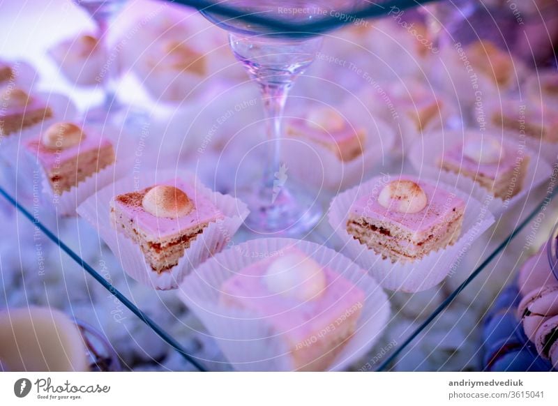 Schokoriegel zur Hochzeitszeremonie mit vielen verschiedenen Muffins, modernen Desserts, Mousses und Gelees. ausgewählter Schwerpunkt Kuchen wüst Teller Cupcake