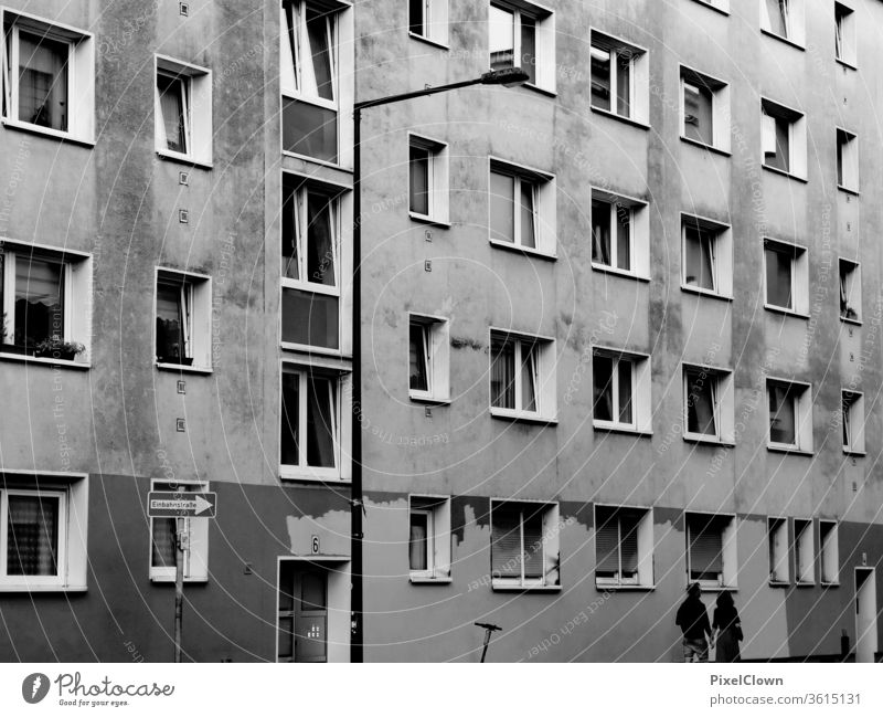 trostloser Wohntrakt in einer Stadt Wohnblock trist Architektur Bauwerk Fassade Fenster grau urban wohnen Großstadt