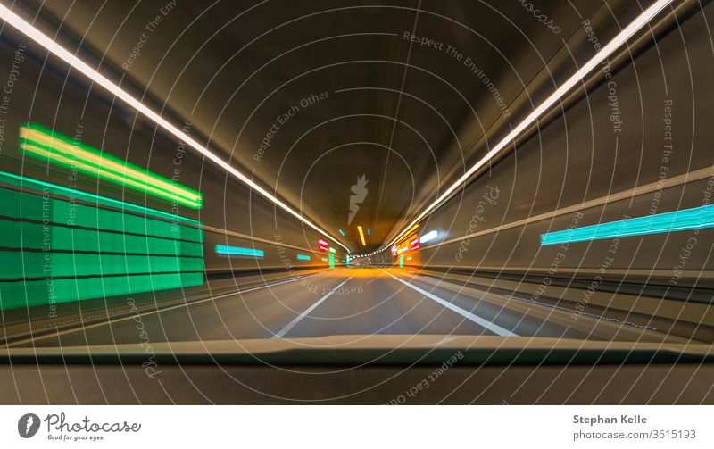 Schnelle Fahrt mit meinem Auto durch einen Tunnel mit Führungsleinen und Lichtern und Unschärfe-Effekt. abstrakt Alkohol Kunstlicht Asphalt Automobil