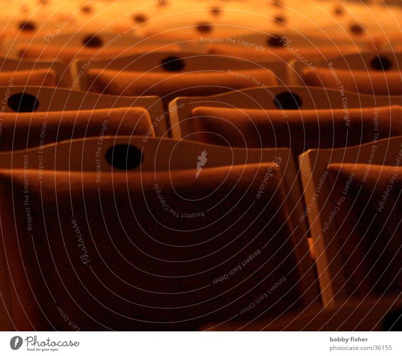 stuhlreihe Veranstaltung Publikum dunkel rot Konzert Musik Sitzgelegenheit Stuhl orange