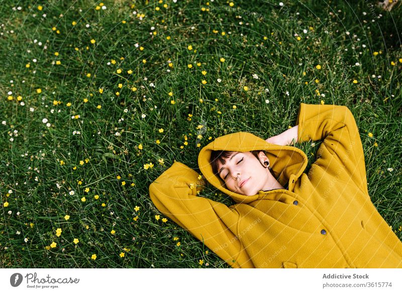 Entspannte ungezwungene Frau liegt auf Wiese sich[Akk] entspannen genießen Sommer Rasen grün Piercing brutal sorgenfrei informell Gras ruhen Natur Blume heiter