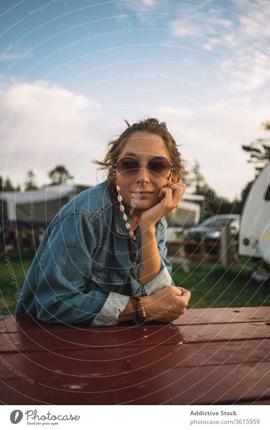 Frau entspannt sich auf dem Campingplatz Hippie sich[Akk] entspannen reisen Sonnenuntergang Lager friedlich Sommer Urlaub Windstille hölzern Tisch ruhen sitzen