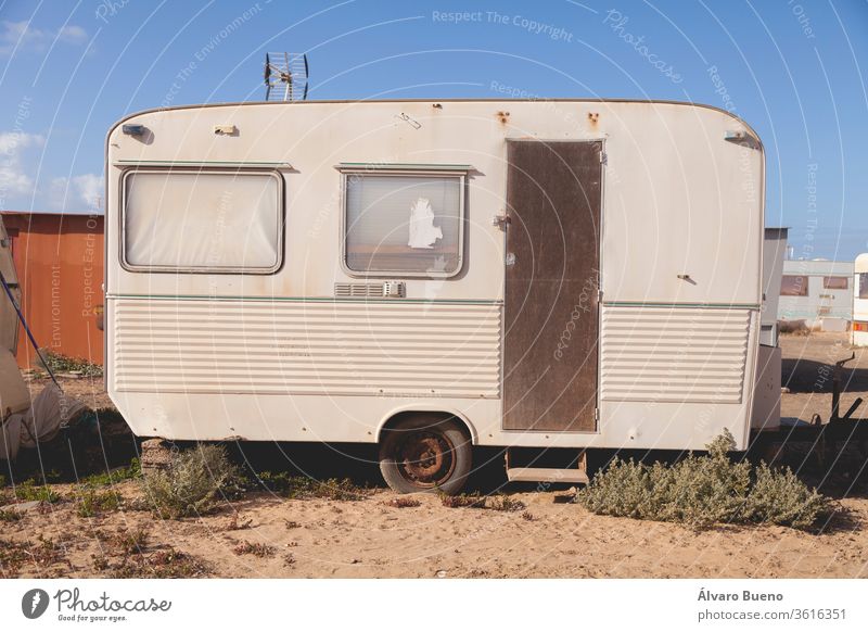 Alter Wohnwagen mit weißen Gardinen steht am Straßenrand - ein lizenzfreies  Stock Foto von Photocase