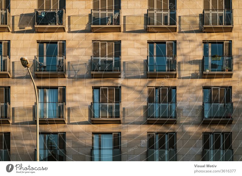 Schatten von modernen Balkonen über einer Steinfassade im Nachmittagslicht Fassade Gebäude Außenseite Appartement Zeitgenosse Architektur Konstruktion Struktur