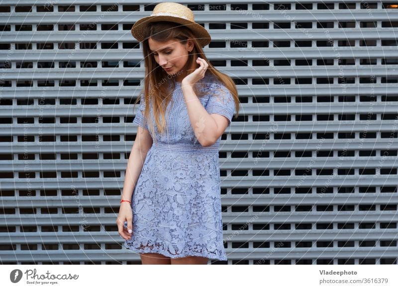Bildnis einer schönen anmutigen Frau mit elegantem Hut und blauem Spitzenkleid. Schönheit, Modekonzept zierlich Sommer Kleid jung Mädchen Model Dame attraktiv