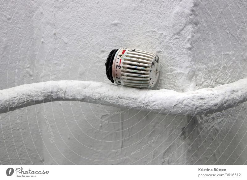 abgedreht - thermostat liegt auf heizungsrohr temperaturregler drehknopf drehregler durchgedreht überdreht abstellen ausdrehen runterdrehen fernwärme regulieren