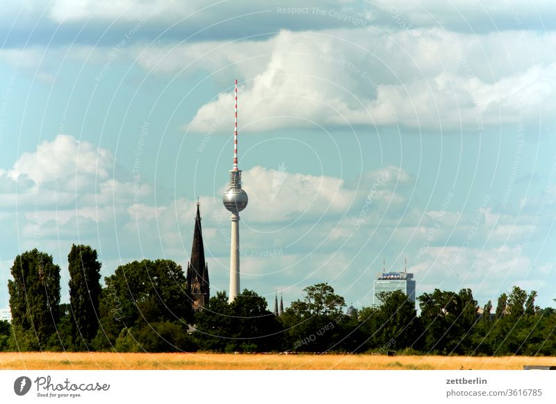 Fernsehturm hinter der Tempelhofer Freiheit alex alexanderplatz tempelhofer freiheit tempelhofer feld berlin city deutschland ferne fernsehturm flugbahn