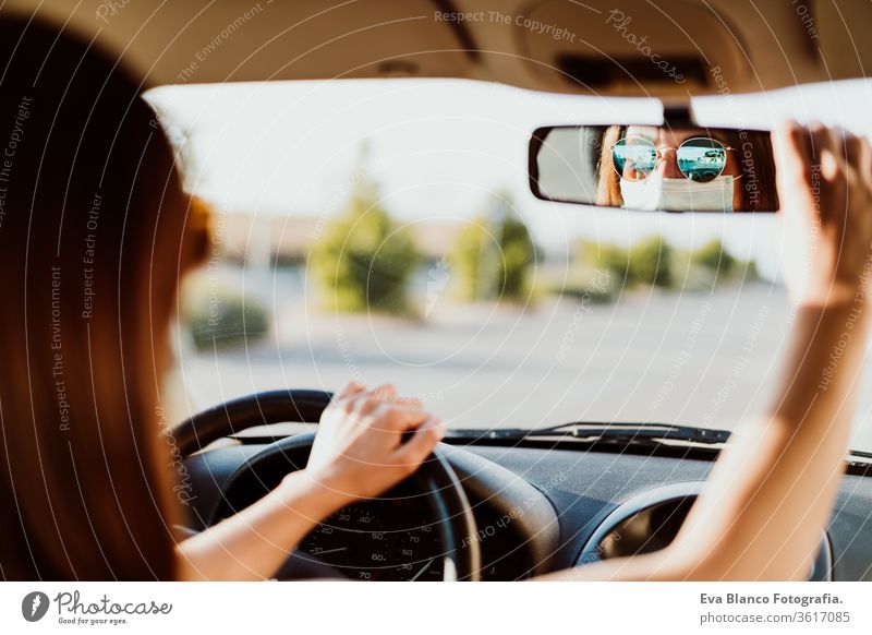 junge Frau in einem Auto mit Schutzmaske. Sommersaison. Konzept zur Prävention des Coronavirus PKW Virus Pandemie Corona-Virus COVID fahren Fahrer reisen