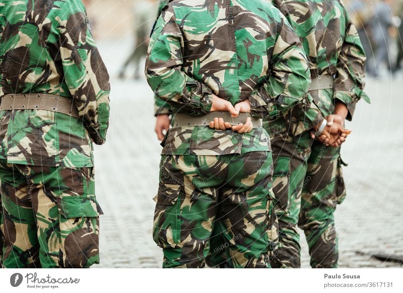 Rückansicht Soldaten Militär Armee Pistole Mann bewaffnet Karabiner Uniform Tarnung Bundeswehr Kommando Kräfte Gewehr Munition Waffe Krieg Farbfoto Truppen