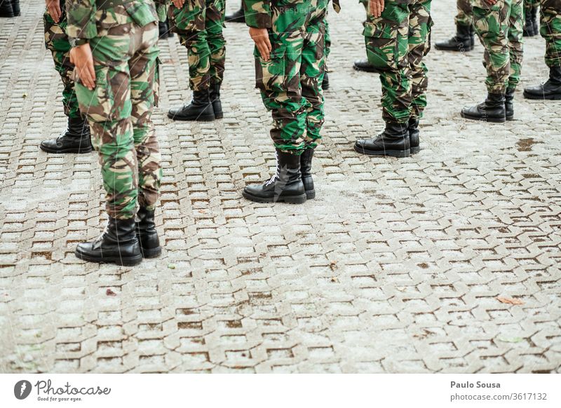 Militärischer Abschluss Militärgebiet Armee Soldat Uniform Mann Krieg Farbfoto Pistole bewaffnet Außenaufnahme Karabiner Waffe Portugal Hintergrund Kräfte