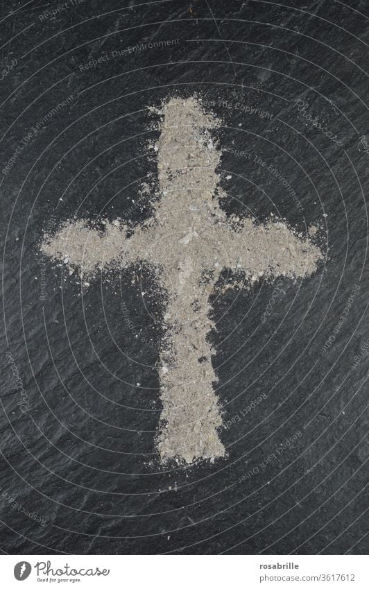 Aschekreuz an Aschermittwoch auf Schieferplatte | Symmetrie Kreuz Religion religiös christlich Christentum Glaube Symbol symbolisch Zeichen Vergänglichkeit Tod