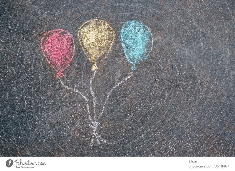 Drei bunte Luftballons mit Kreide auf die Straße gemalt. Geburtstag. Party. Straßenmalkreide Kindergeburtstag Überraschung Geburtstagseinladung Spielen