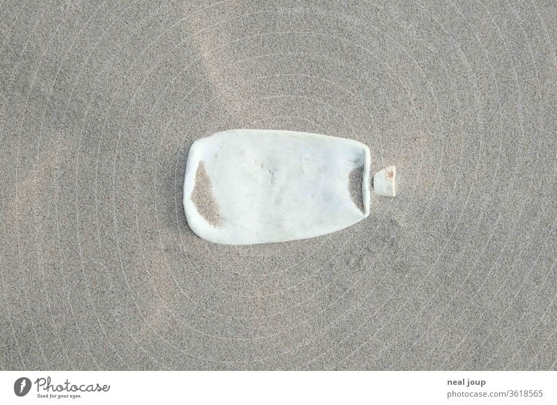Plastikmüll am Strand – Flasche, weiß Umweltverschmutzung plastik Kunststoff Müll Meer Sand Küste Recycling Problematik Natur Schmutz achtlos ökologisch