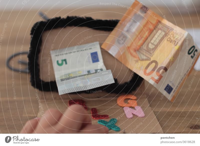Onlinebanking. Geld verdienen vom Computer aus. Geldscheine 5  Euro und 50 Euro kommen aus einem Computerbildschirm heraus. geldscheine reichtum bankkonto