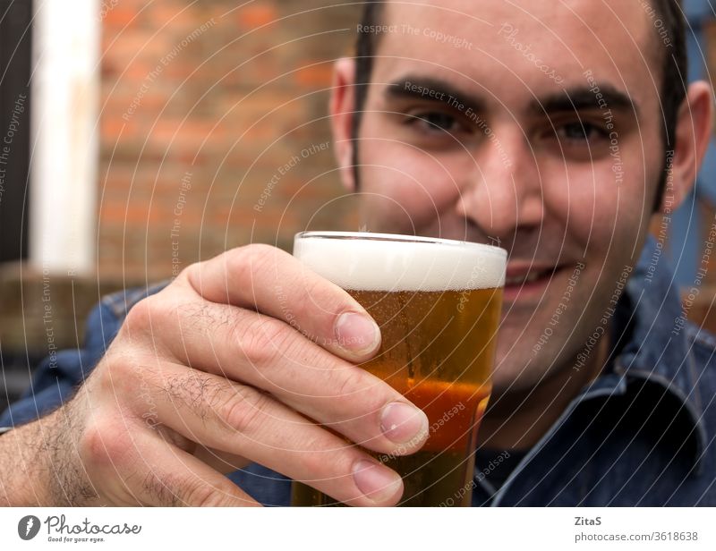 Mann mit Bier Alkohol trinken Pub anheben Glas Erhöhung Hand Beteiligung männlich alkoholisch Glück entspannend Kühlung kalt Getränk Sucht sozial Party jubelt