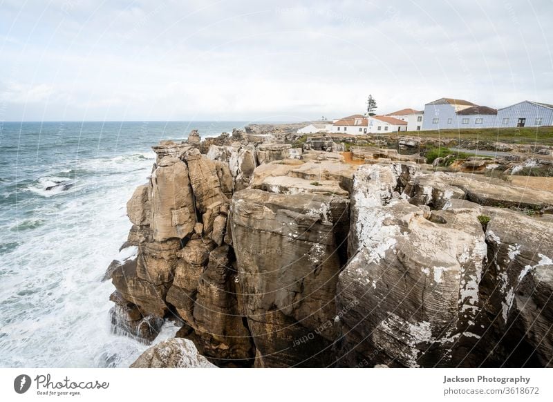 Hohe Klippen auf der Halbinsel Peniche, Portugal peniche Meer Natur Architektur steil geologisch bedeckt Leuchtturm leiria Skyline die halbinsel peniche