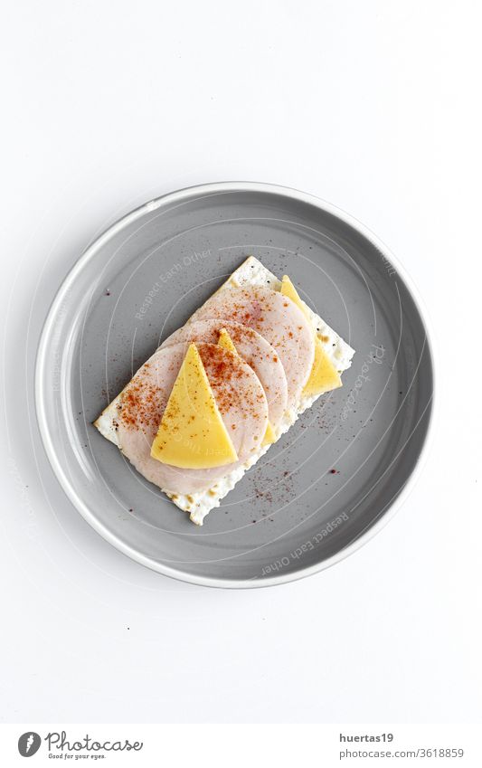 Salzige Cracker mit Wursthähnchen, Käse und Paprika von oben Snack Lebensmittel Küche Aufstrich Mahlzeit Sahne lecker Frühstück selbstgemacht Gesundheit