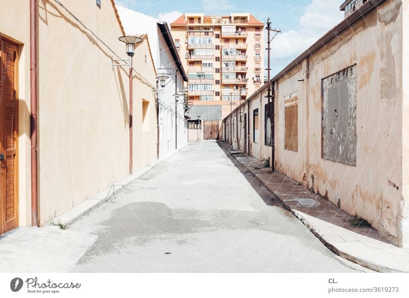 straße in palermo Straße verlassen Hochhaus Haus Architektur Wand trist Tristesse Stadt Gebäude Himmel Wege & Pfade Verfall Palermo Italien Sizilien