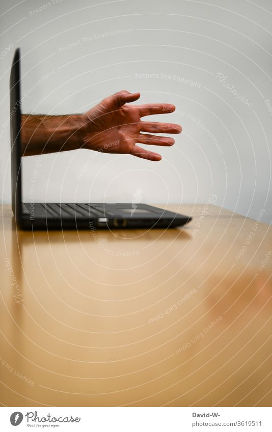 Hand durchbricht den Bildschirm durchbrechen Laptop sucht aufdringlich Computer online Realität virtuell Internet Technik & Technologie