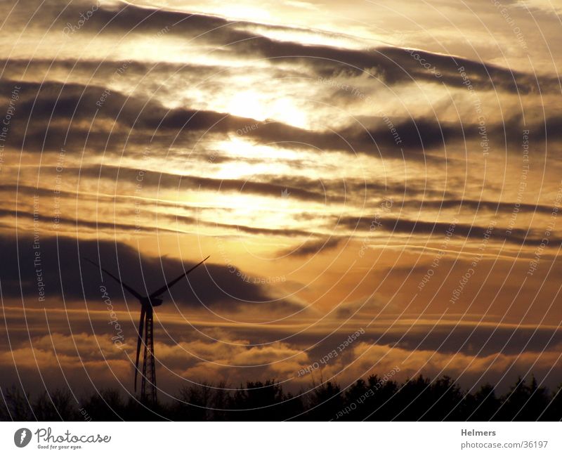 Wind und Sonne Sonnenuntergang Wolken Abenddämmerung Windkraftanlage Erneuerbare Energie
