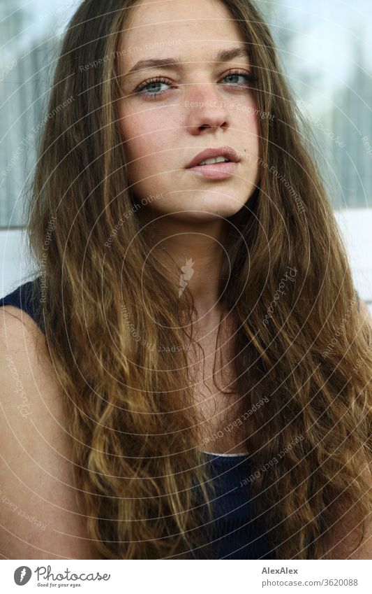 Portrait einer jungen Frau vor einer Fensterscheibe junge Frau Jugendliche feminin schön Gesicht 18-30 Jahre Mensch Farbfoto Schwache Tiefenschärfe