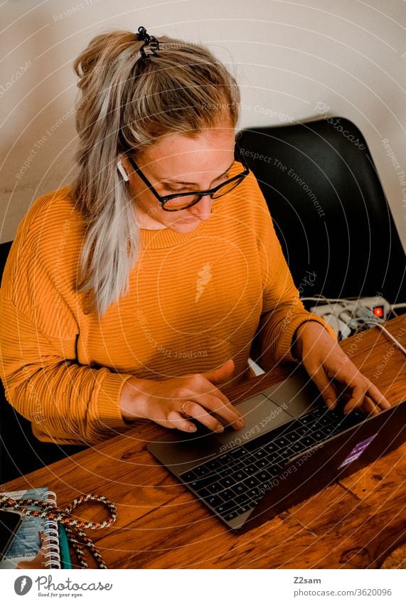 Junge Frau im Homeoffice Junge frau homeoffice arbeiten zuhause wohnzimmer laptop Computer Quarantäne Büro Laptop Internet Business Notebook Lifestyle