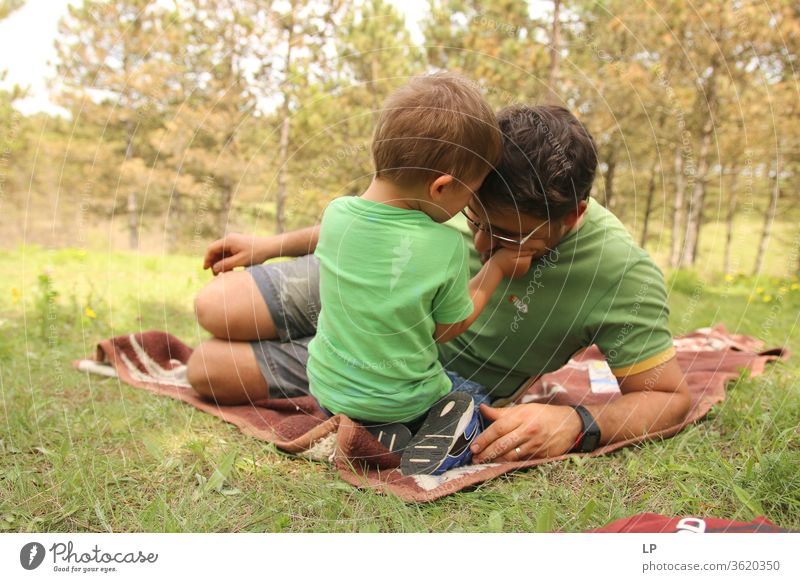 Kind, das den Kopf des Vaters hält Kindererziehung Elternschaft Brutpflege Elternteil mit Kind Erziehungsurlaub Erwachsene Bildung Liebe Zuneigung