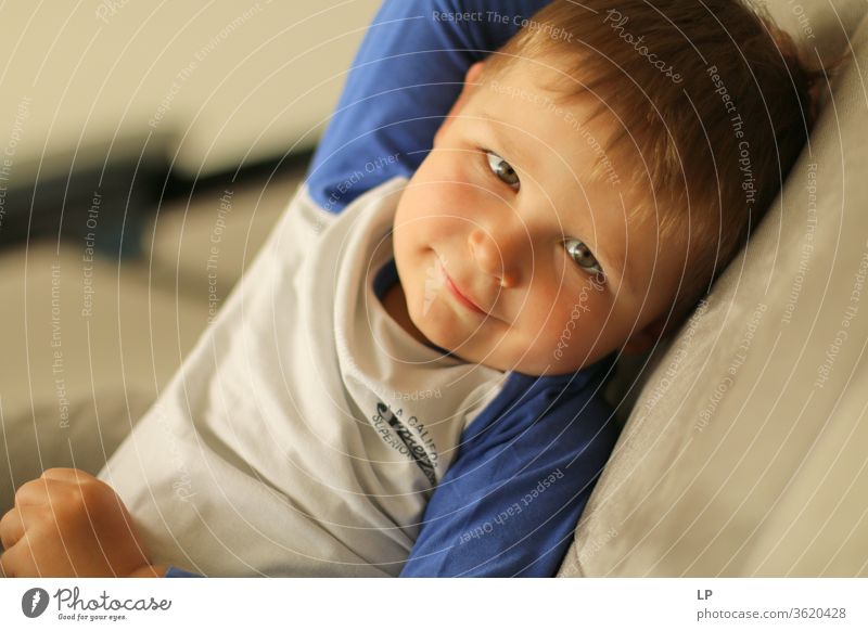 netter kleiner Junge, der in die Kamera schaut Blick in die Kamera Kind Mensch Porträt Freude freudig Aussehen Liebe lieblich Lächeln positiv Fröhlichkeit
