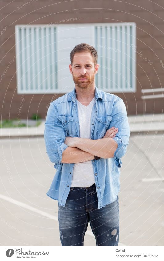 Lässiger Typ mit Jeanshemd entspannt männlich jung gutaussehend lässig Mann Model Vollbart Porträt Jeansstoff attraktiv Menschen Erwachsener Person Gebäude