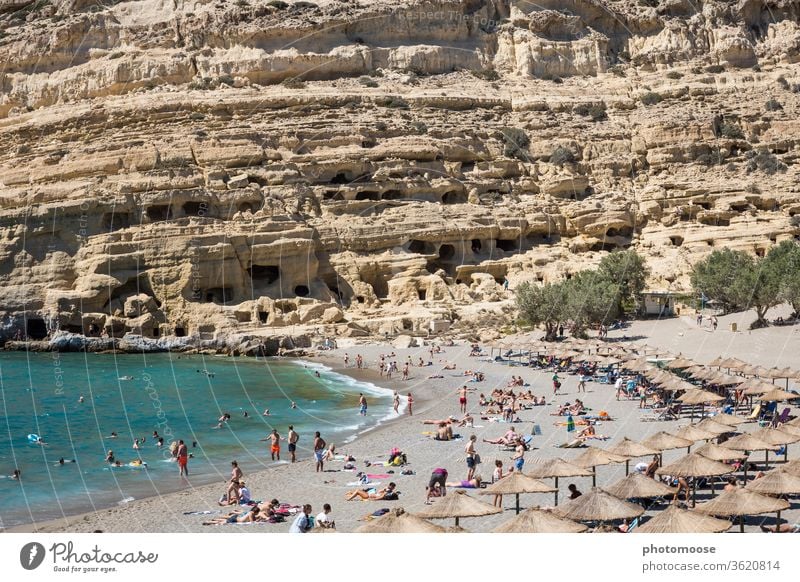 Strand und Höhlen von Matala auf Kreta. Der Ort wurde im Zuge der Hippie-Bewegung weltberühmt. Urlaub Höhlenwohnung Sehenswürdigkeit Meer Küste Landschaft